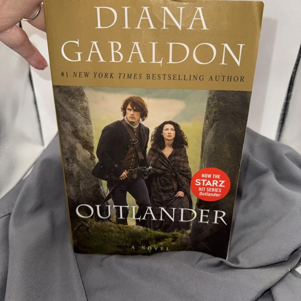 Outlander; Starz Tie-in Edition: A Novel - paperback, Diana Gabaldon, 0553393693